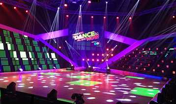 卡車壓過，彩屏地磚依舊花紅柳艷